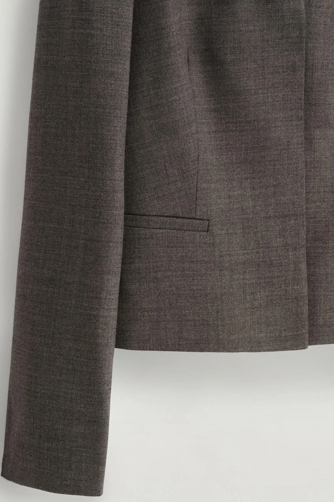 Приталенный пиджак облегающего кроя из смесовой шерсти, COS