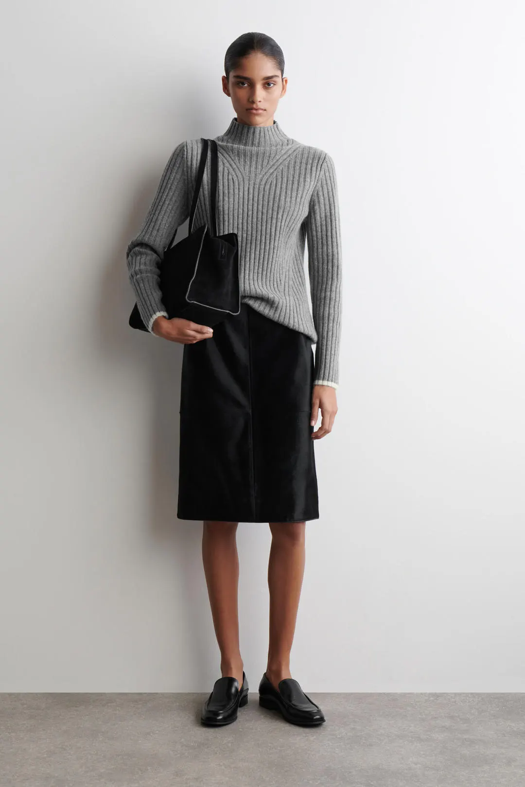 Джемпер в рубчик с воротником-трубой облегающего кроя, COS
