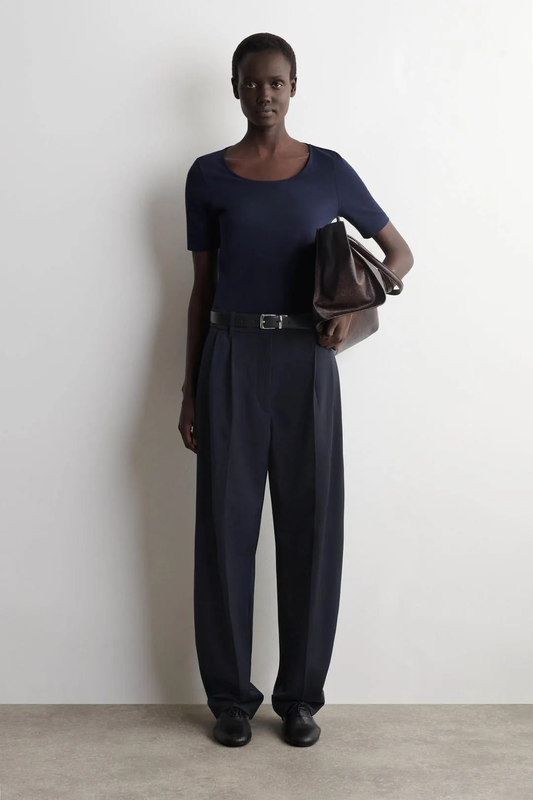 Футболка облегающего кроя с короткими рукавами и овальным вырезом, COS