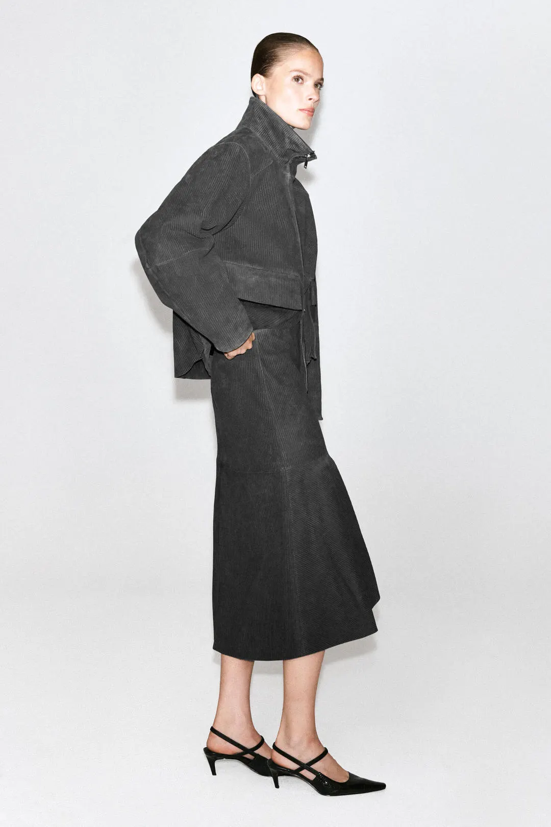 Юбка миди облегающего кроя из замши с небольшим клёшем, COS