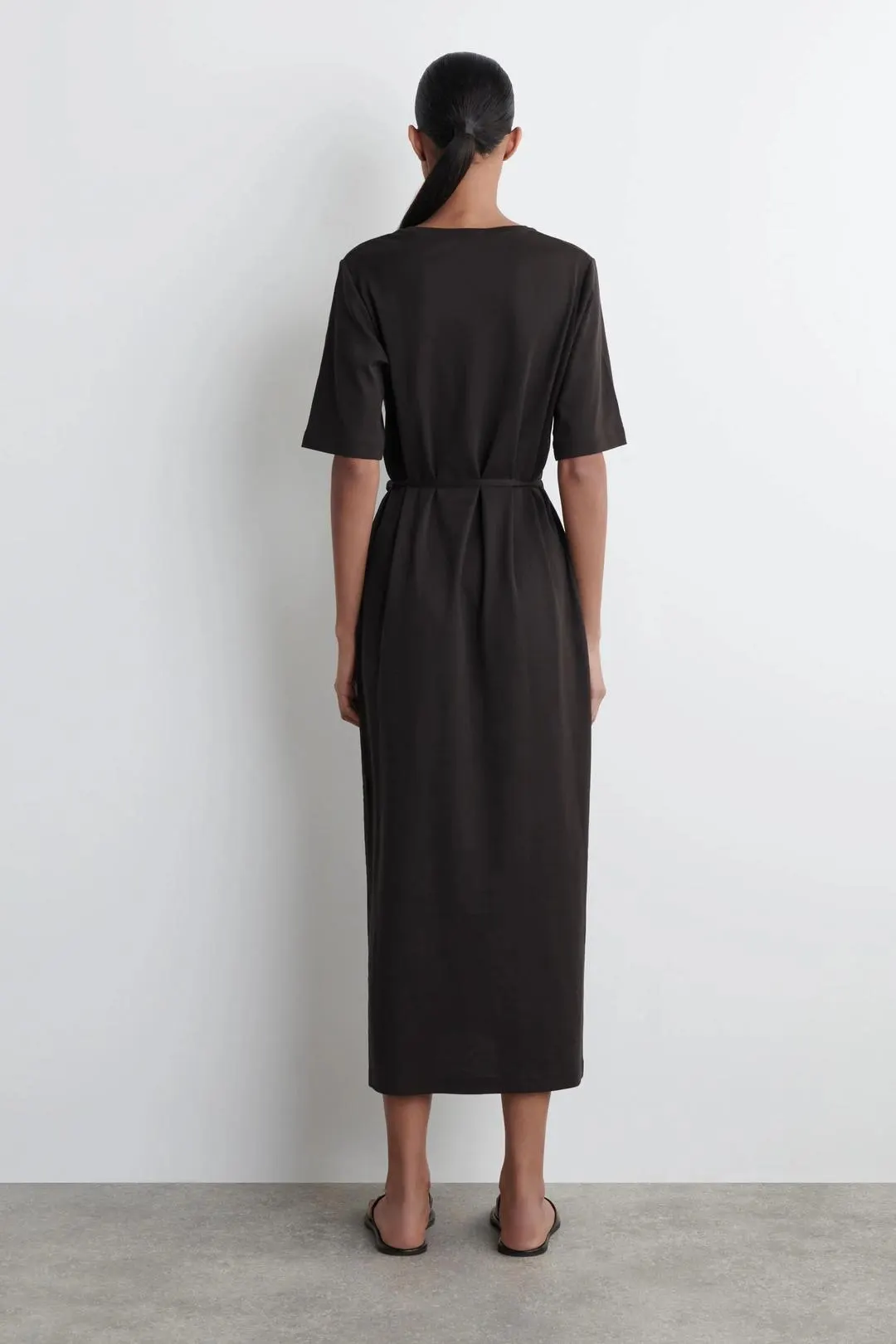 Платье-футболка миди обычного кроя с поясом, COS