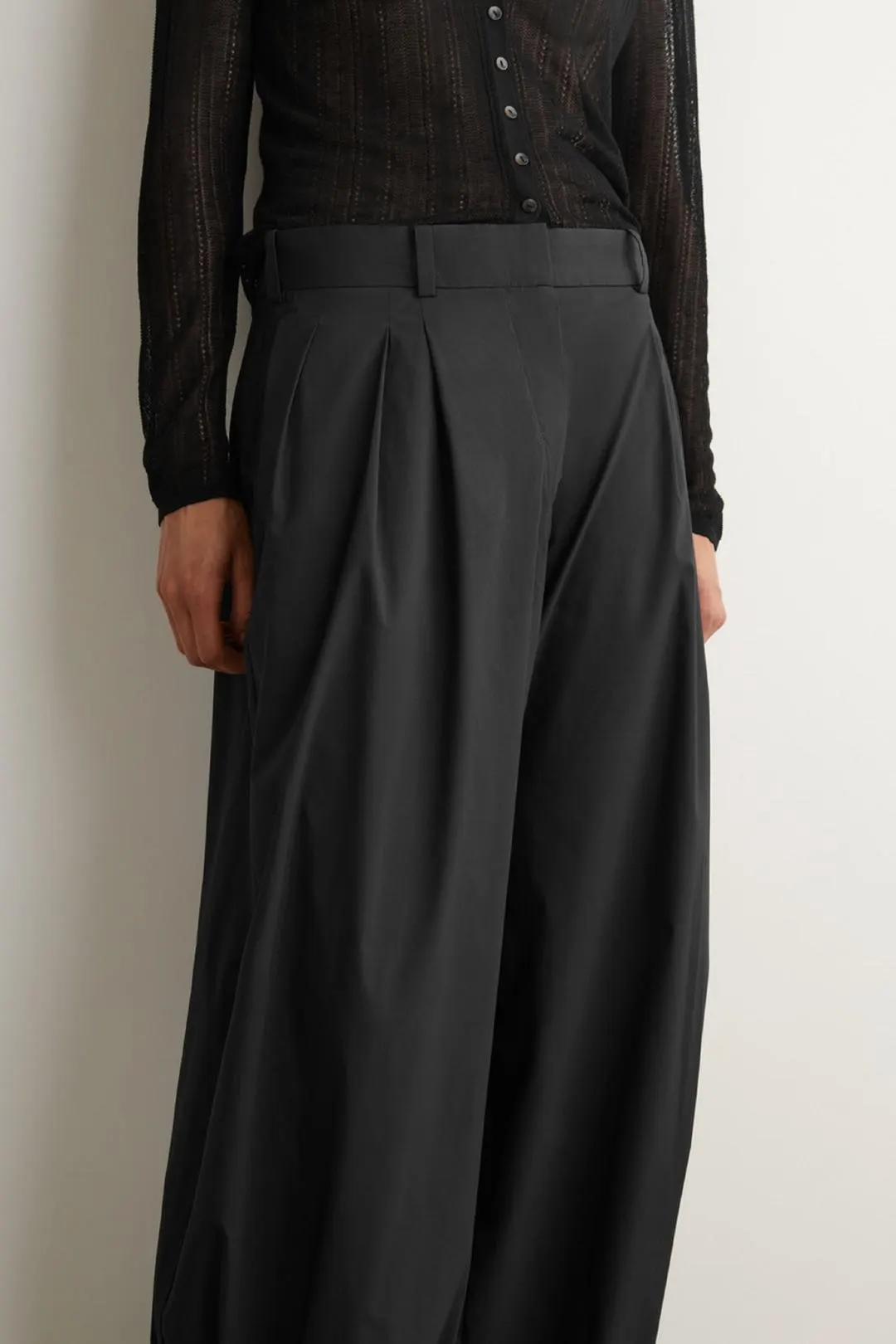 Брюки свободного кроя из смесового хлопка со складками, COS