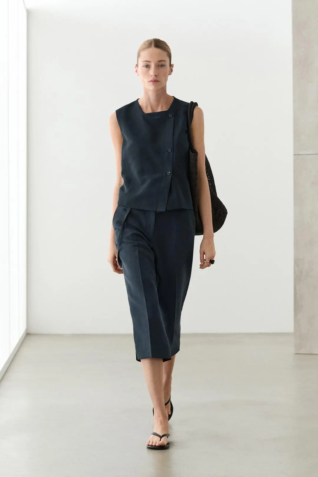 Льняной асимметричный жилет на пуговицах, Massimo Dutti