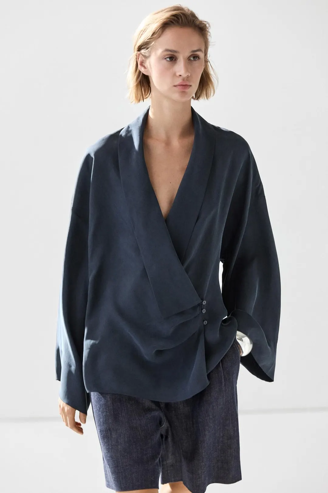 Струящаяся блузка с запахом и сборками, Massimo Dutti