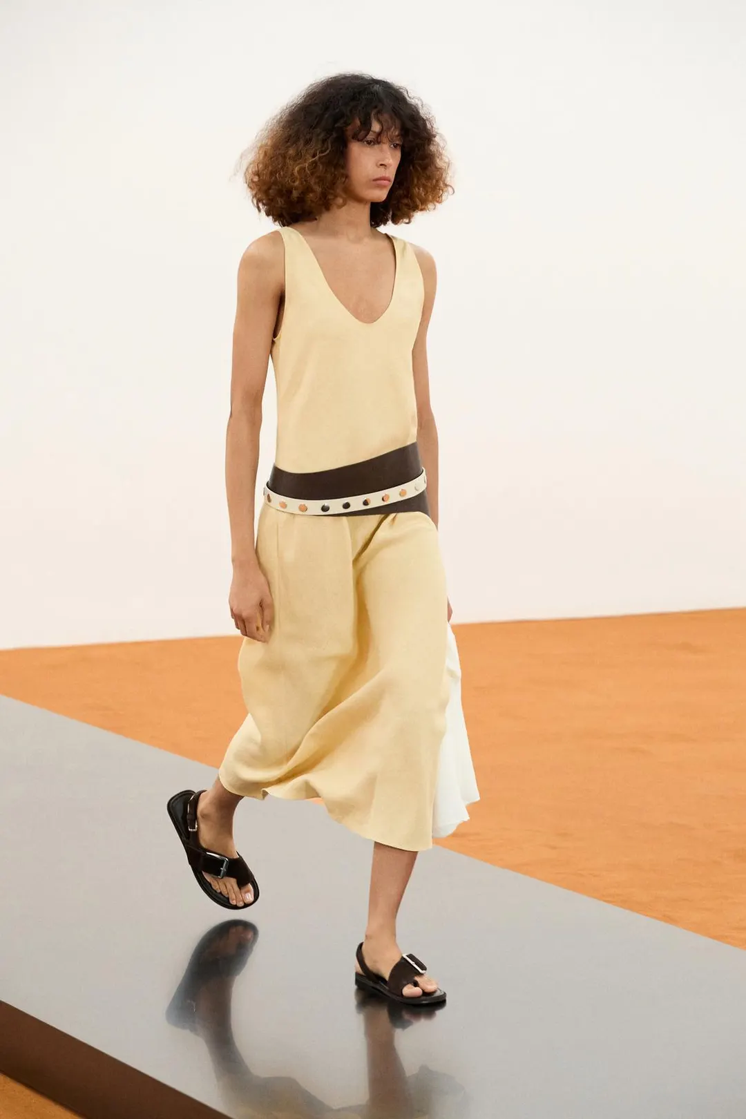Платье миди из 100% льна на бретелях, Massimo Dutti