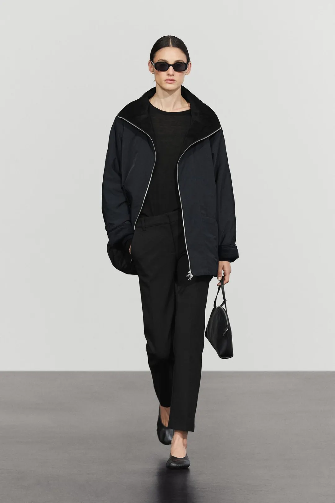 Брюки эластичные из технологичной ткани, Massimo Dutti