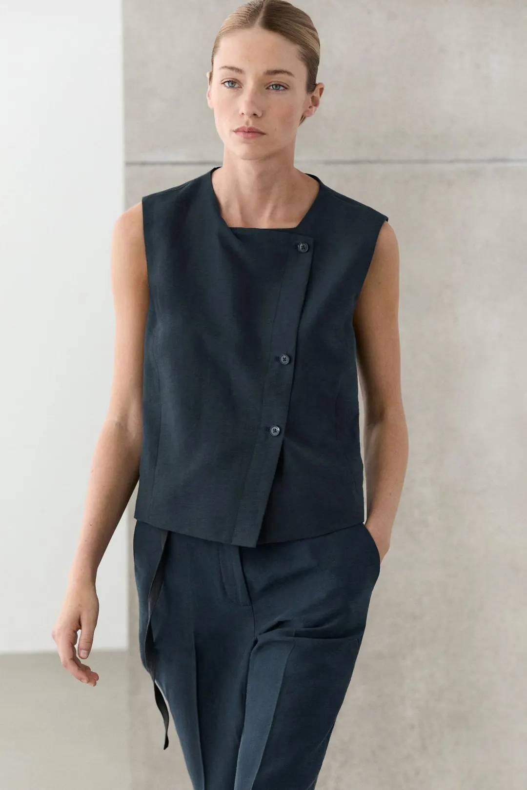 Льняной асимметричный жилет на пуговицах, Massimo Dutti