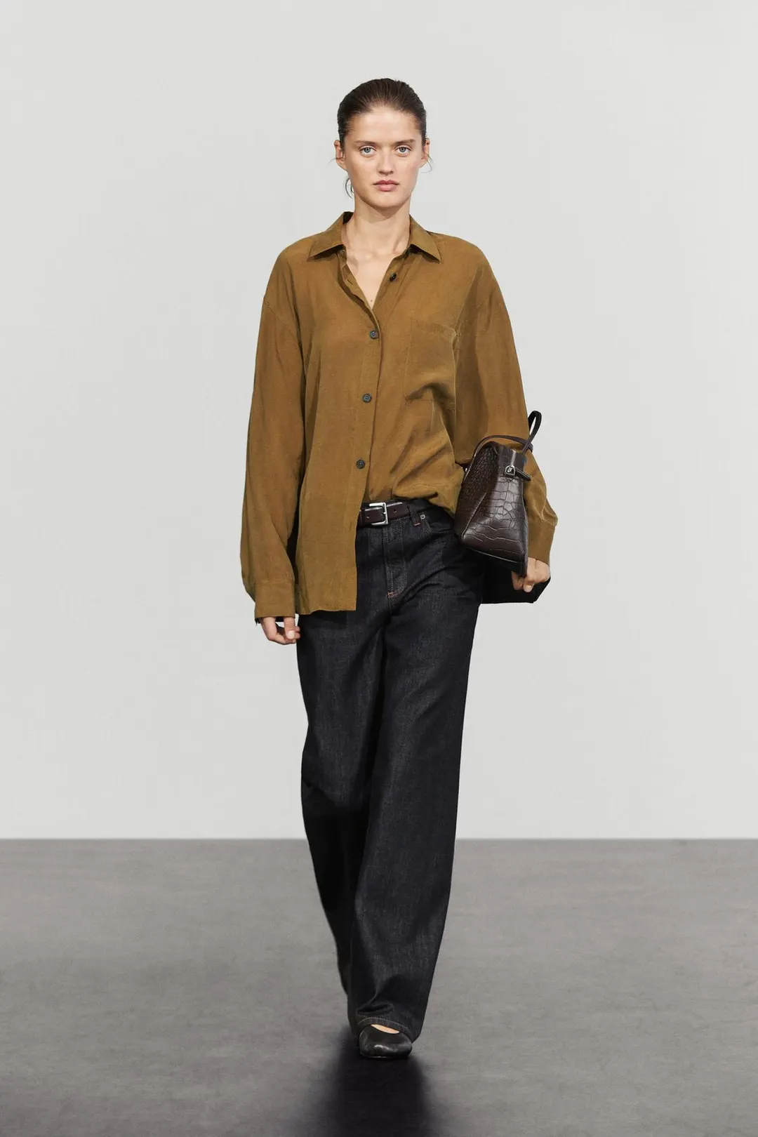 Струящаяся атласная рубашка с карманом, Massimo Dutti