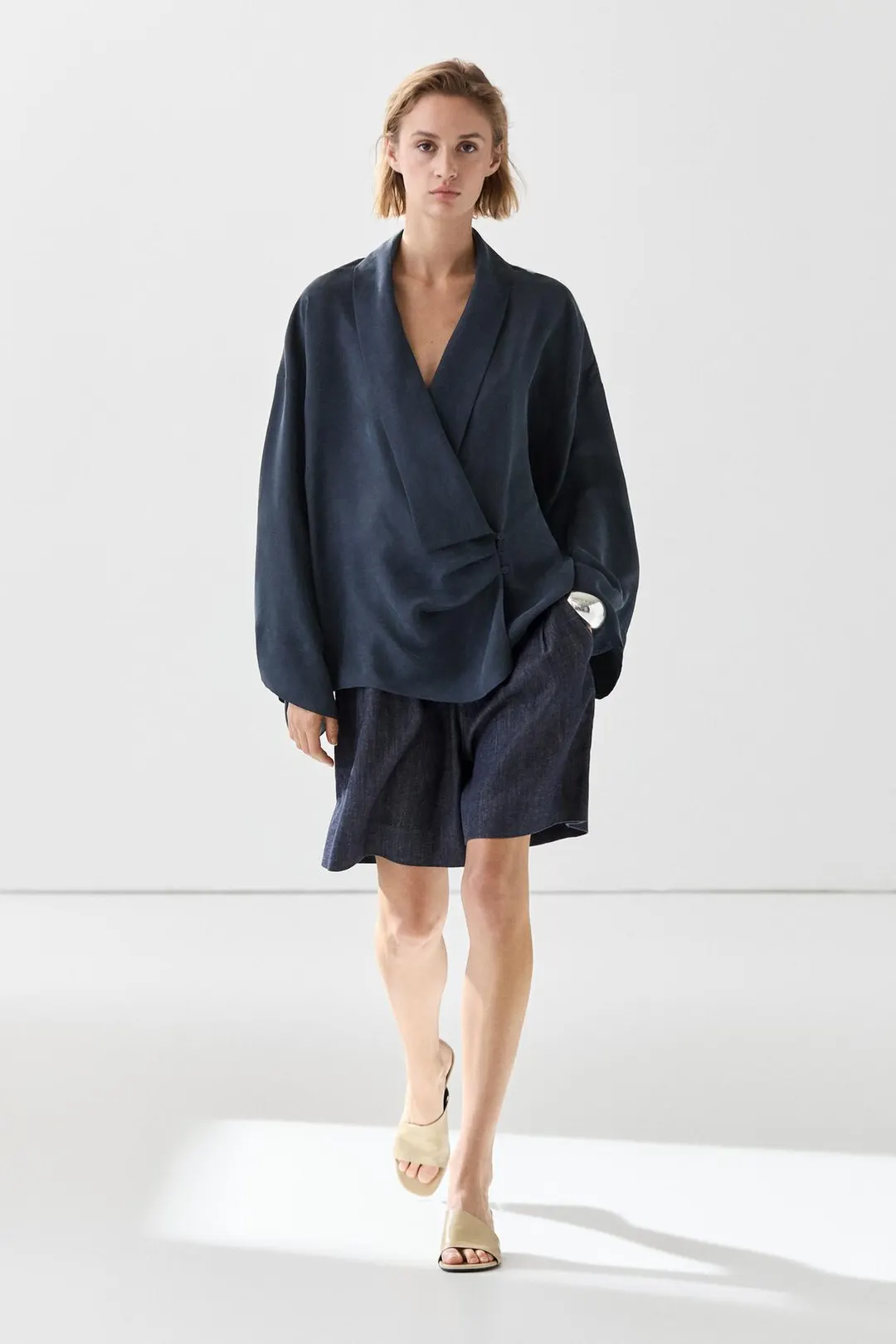 Струящаяся блузка с запахом и сборками, Massimo Dutti