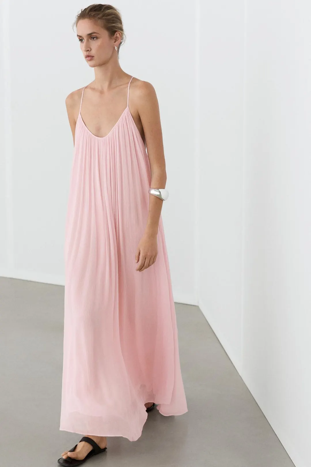 Струящееся платье на тонких бретелях с плиссировкой, Massimo Dutti