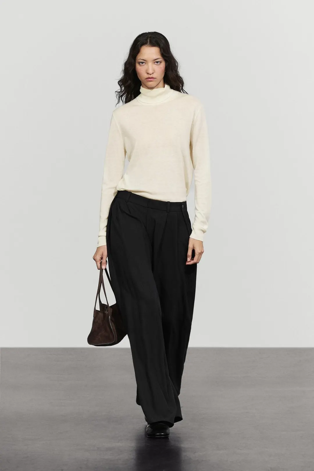 Брюки из струящейся ткани со складками и пуговицами, Massimo Dutti