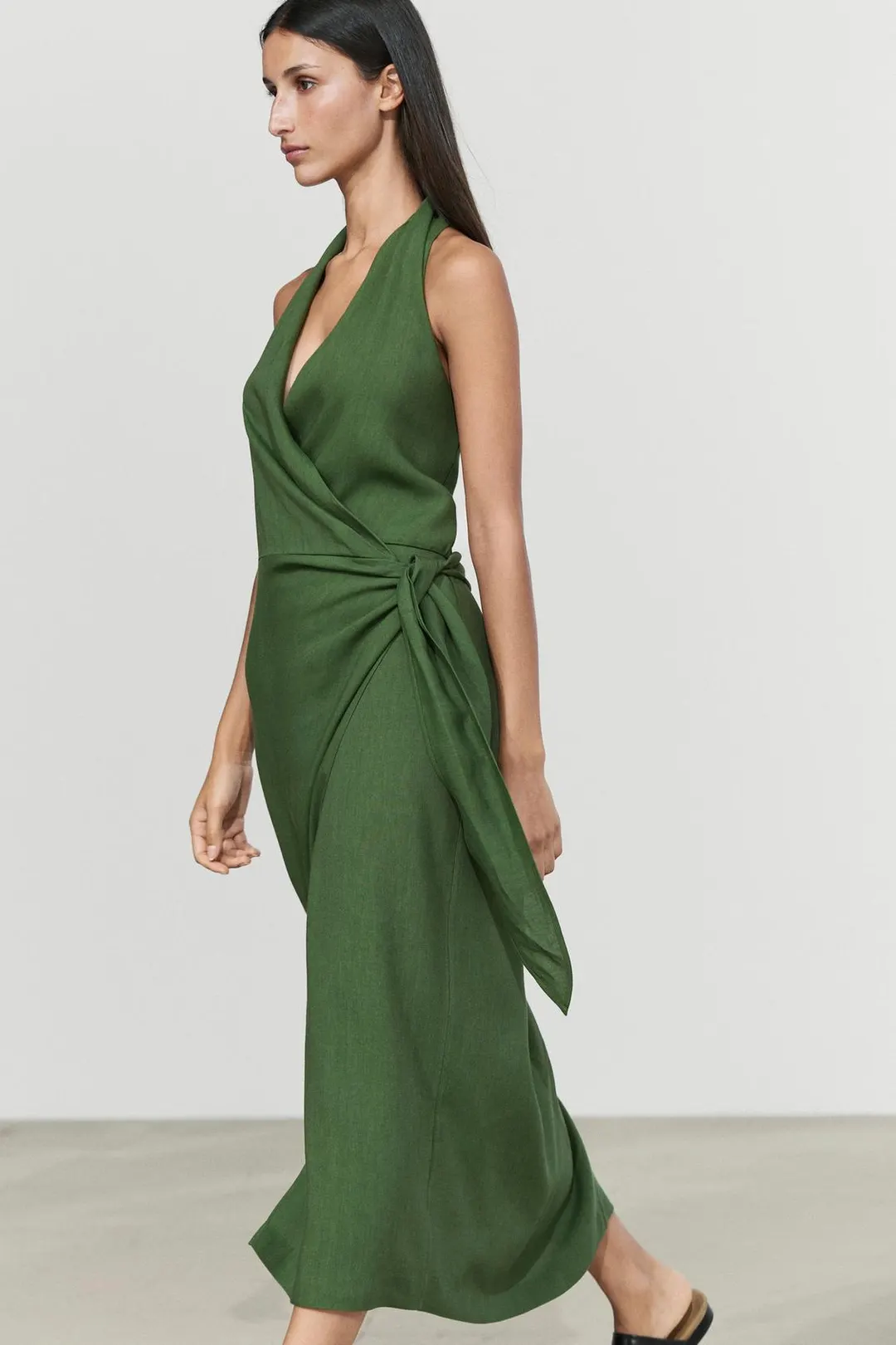 Льняное платье миди с запахом и бретелью халтер, Massimo Dutti