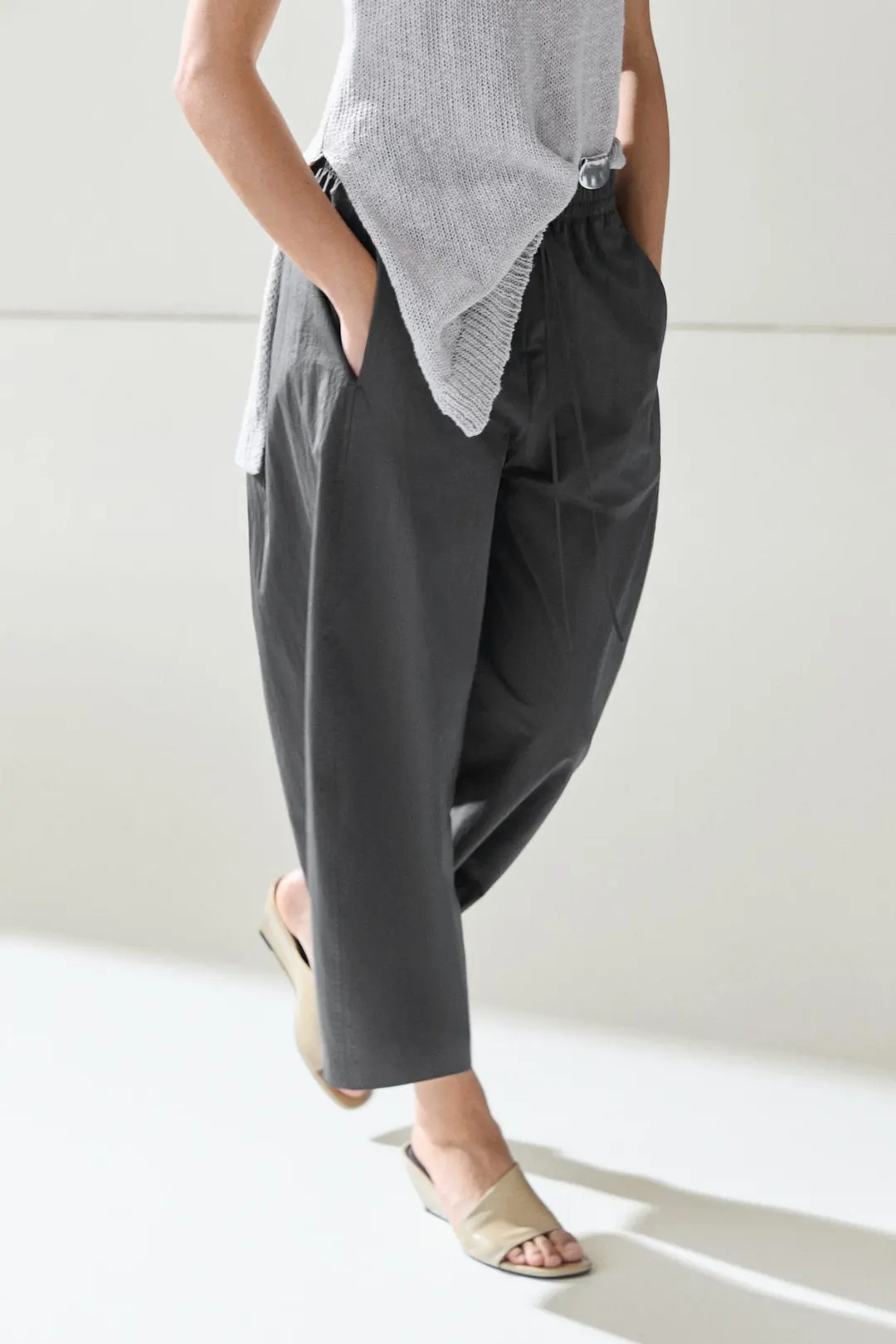 Брюки укороченные бочкообразного кроя из технологичной ткани, Massimo Dutti