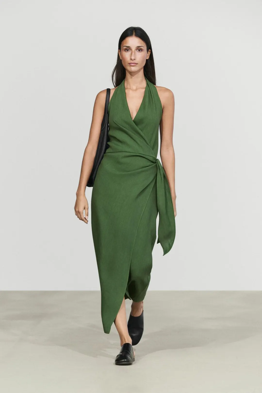 Льняное платье миди с запахом и бретелью халтер, Massimo Dutti