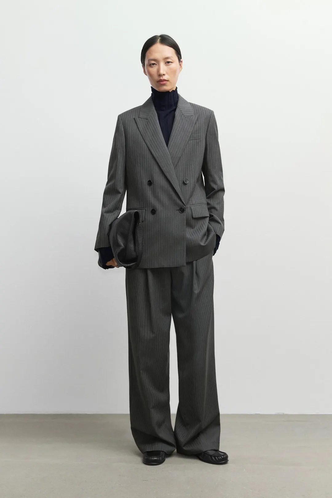Костюмные брюки в тонкую полоску из тонкой смесовой шерсти, Massimo Dutti