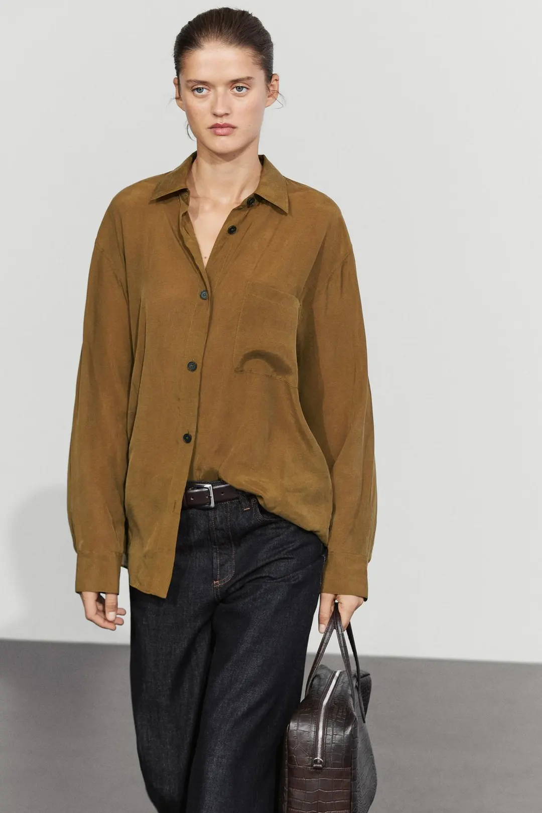 Струящаяся атласная рубашка с карманом, Massimo Dutti
