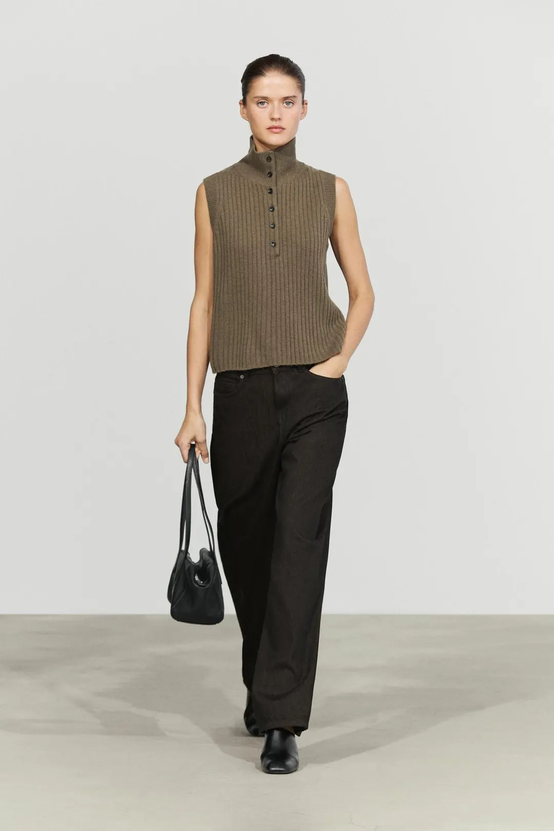 Жилет трикотажный с высоким воротником на пуговицах, Massimo Dutti