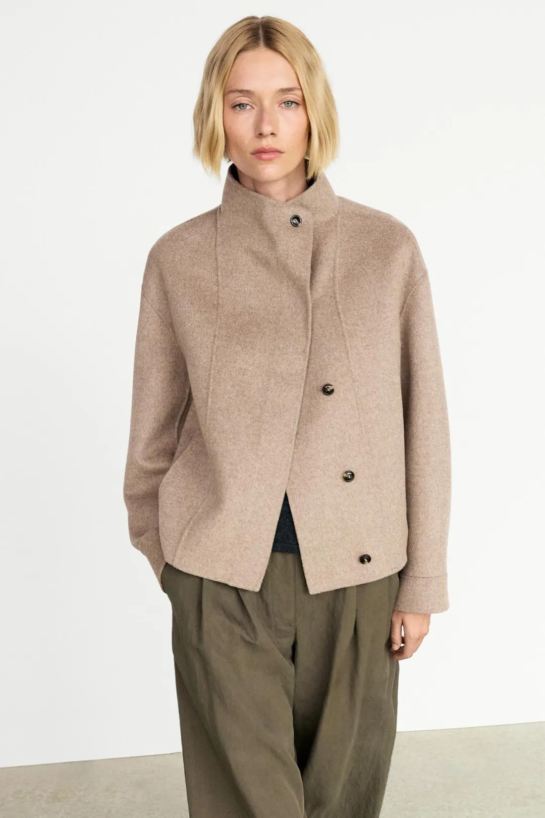 Короткое пальто из смесовой шерсти с воротником внахлест, Massimo Dutti