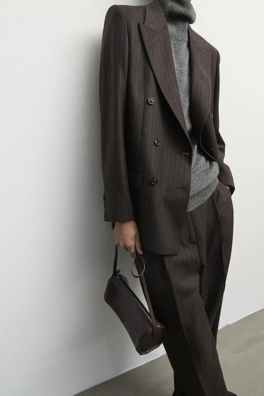 Костюмные брюки в тонкую полоску с вытачками, Massimo Dutti