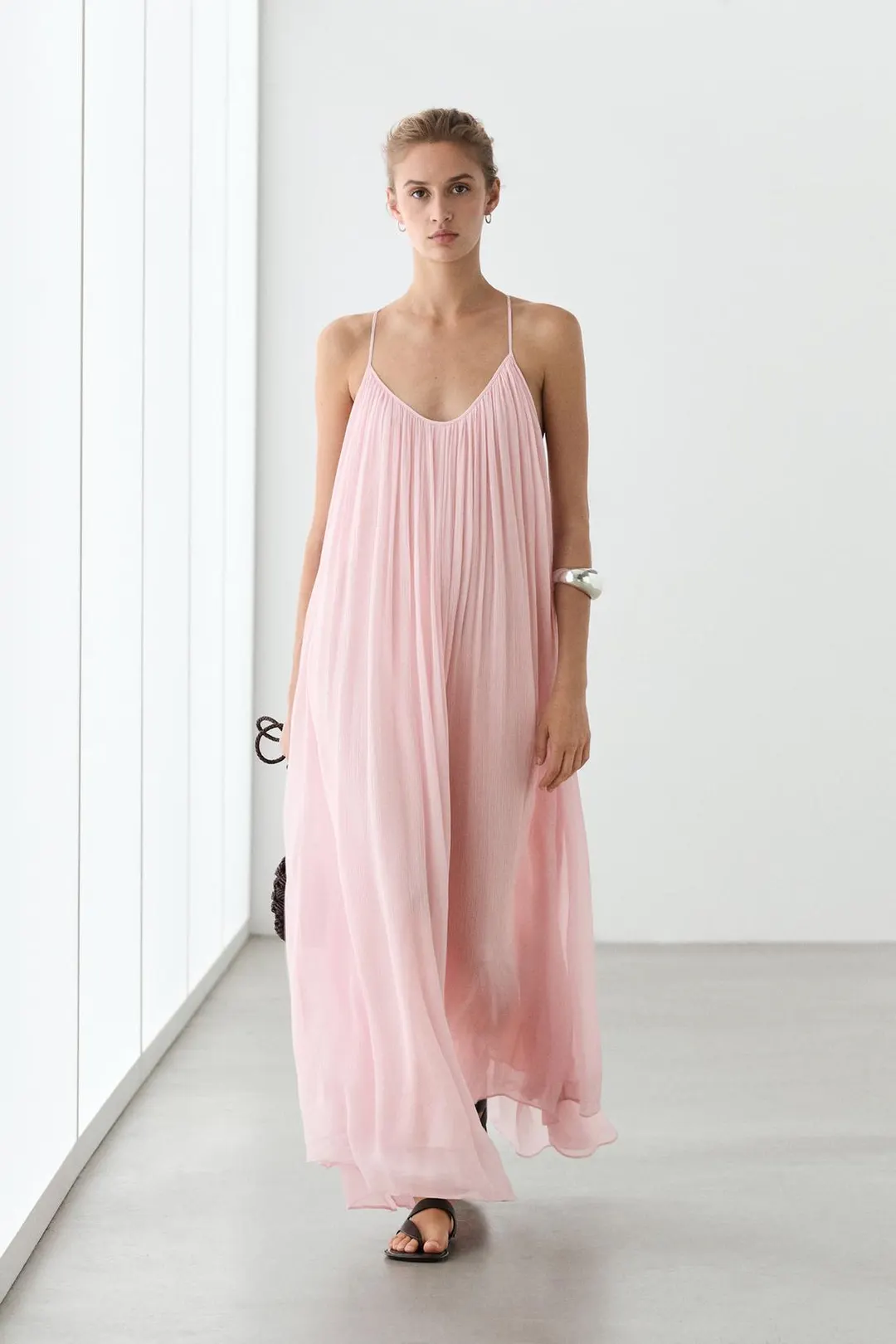 Струящееся платье на тонких бретелях с плиссировкой, Massimo Dutti
