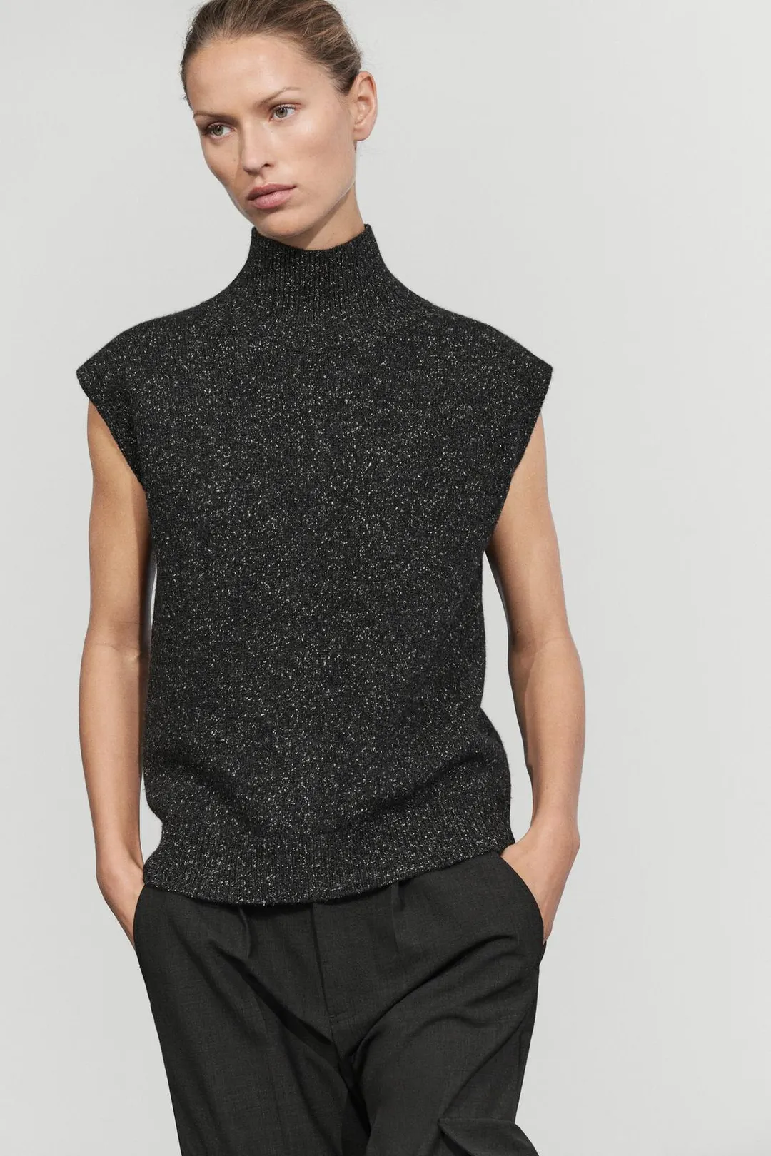Трикотажный жилет из шерсти и шелка с воротником-гольф, Massimo Dutti