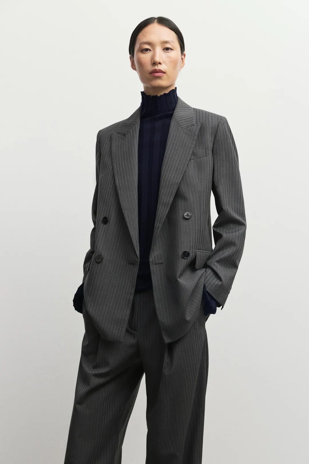 Костюмные брюки в тонкую полоску из тонкой смесовой шерсти, Massimo Dutti