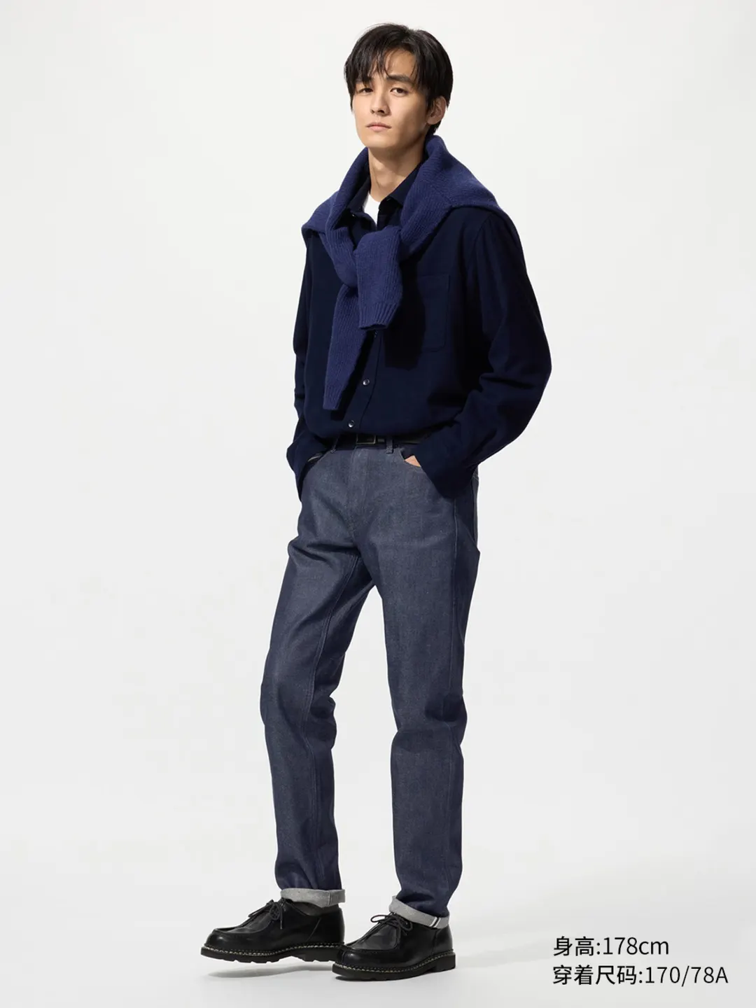 Джинсы облегающего прямого кроя из необработанного денима, Uniqlo