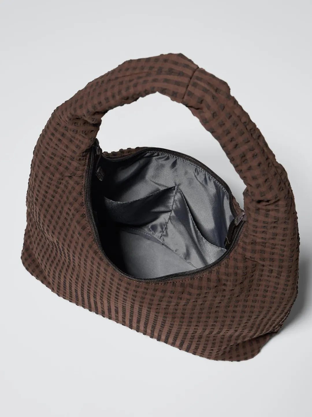 Сумка на плечо из жатой ткани, Uniqlo