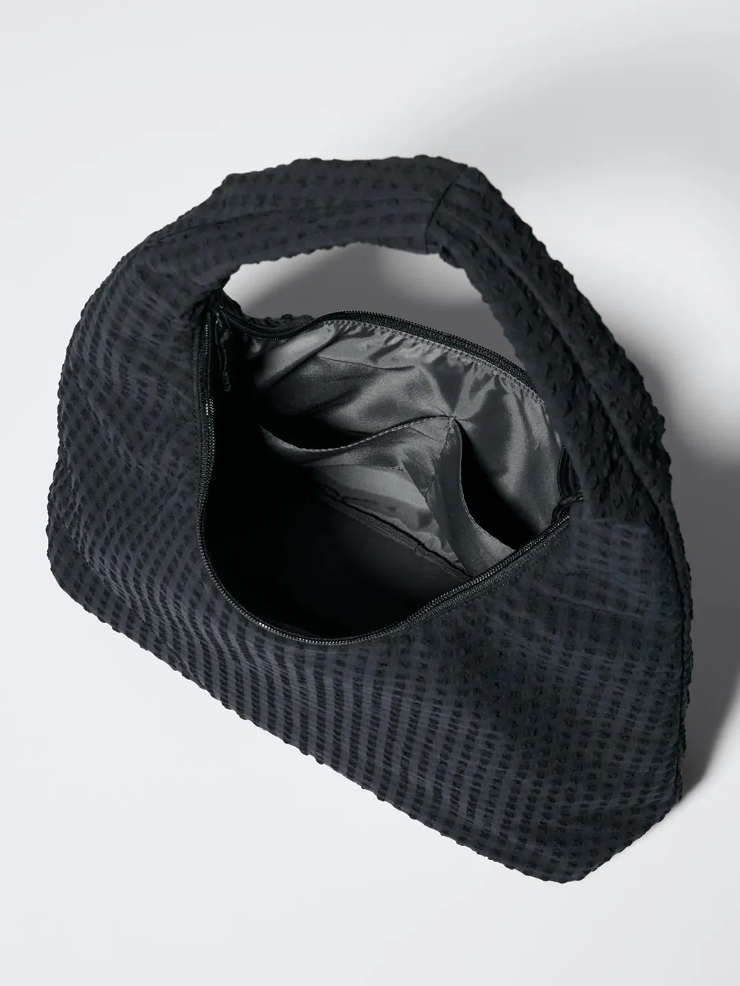 Сумка на плечо из жатой ткани, Uniqlo