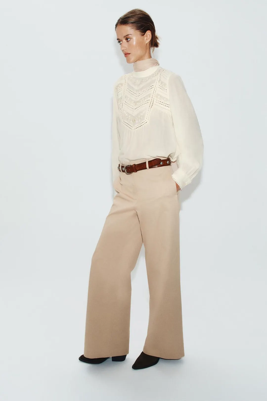 Блузка с романтичной цветочной вышивкой, Zara
