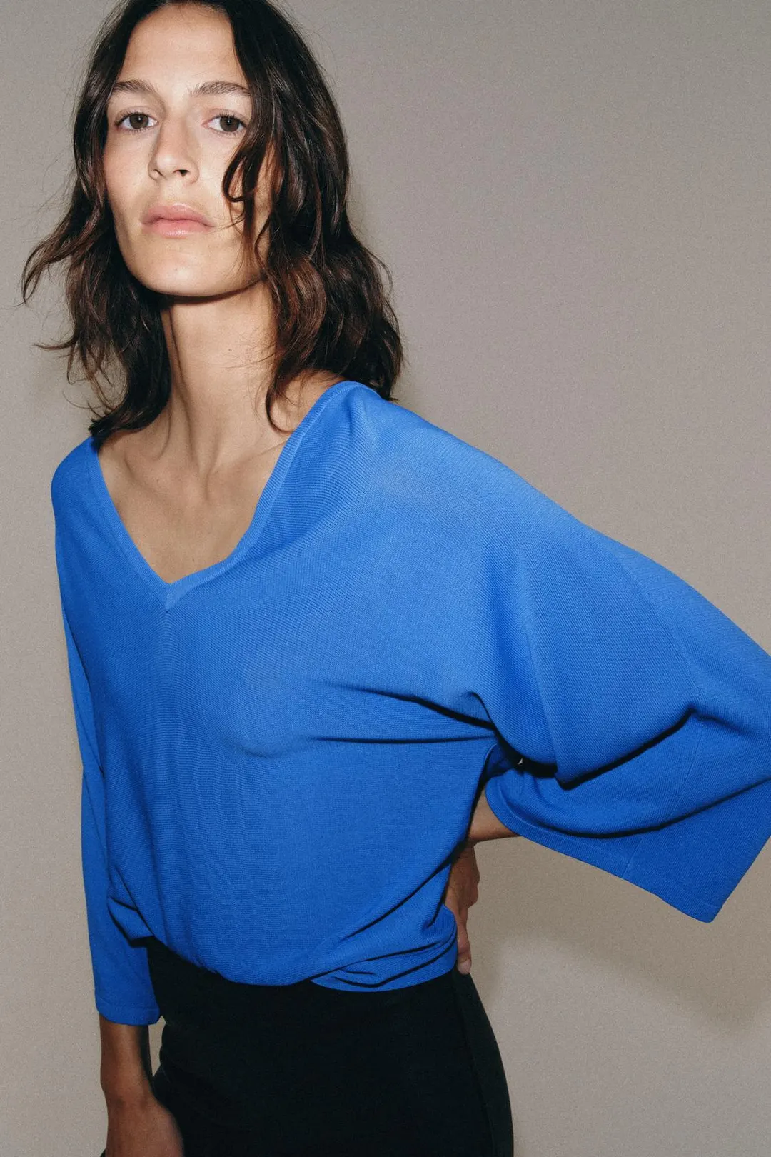 Топ струящийся трикотажный с V-образным вырезом, Zara