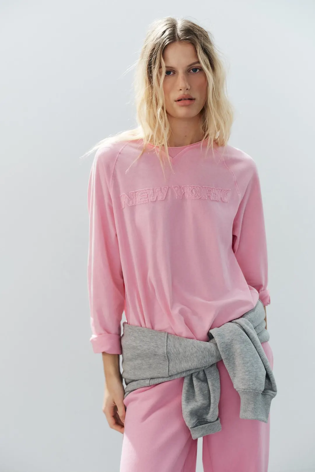 Футболка с вышивкой и эффектом стирки, Zara