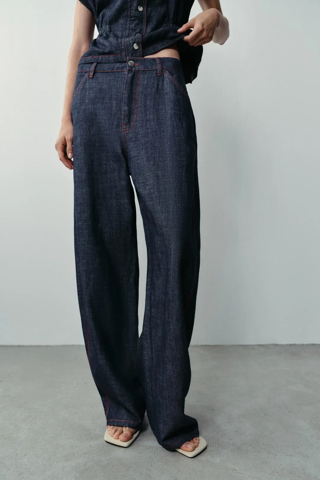 Брюки бочонки из смесового льна с контрастной строчкой, Zara