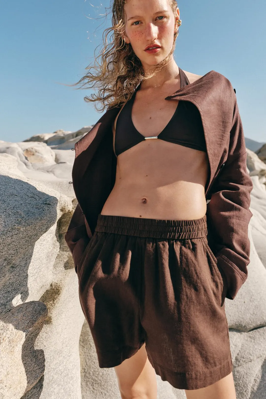 Сандалии из кожи на плоской подошве с перекрестными ремешками, Zara