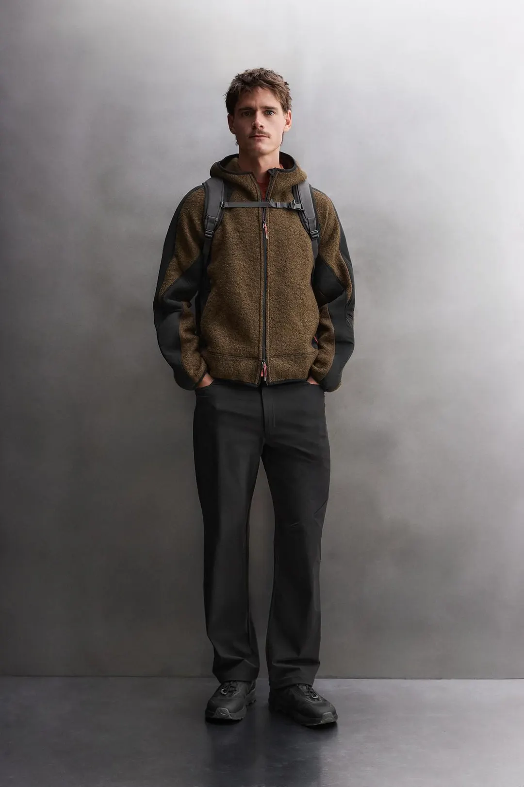 Брюки из технологичной ткани с карманами, Zara