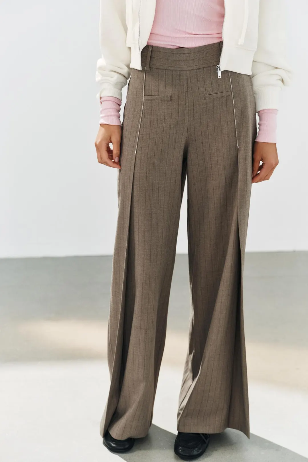 Брюки в тонкую полоску с защипами, Zara