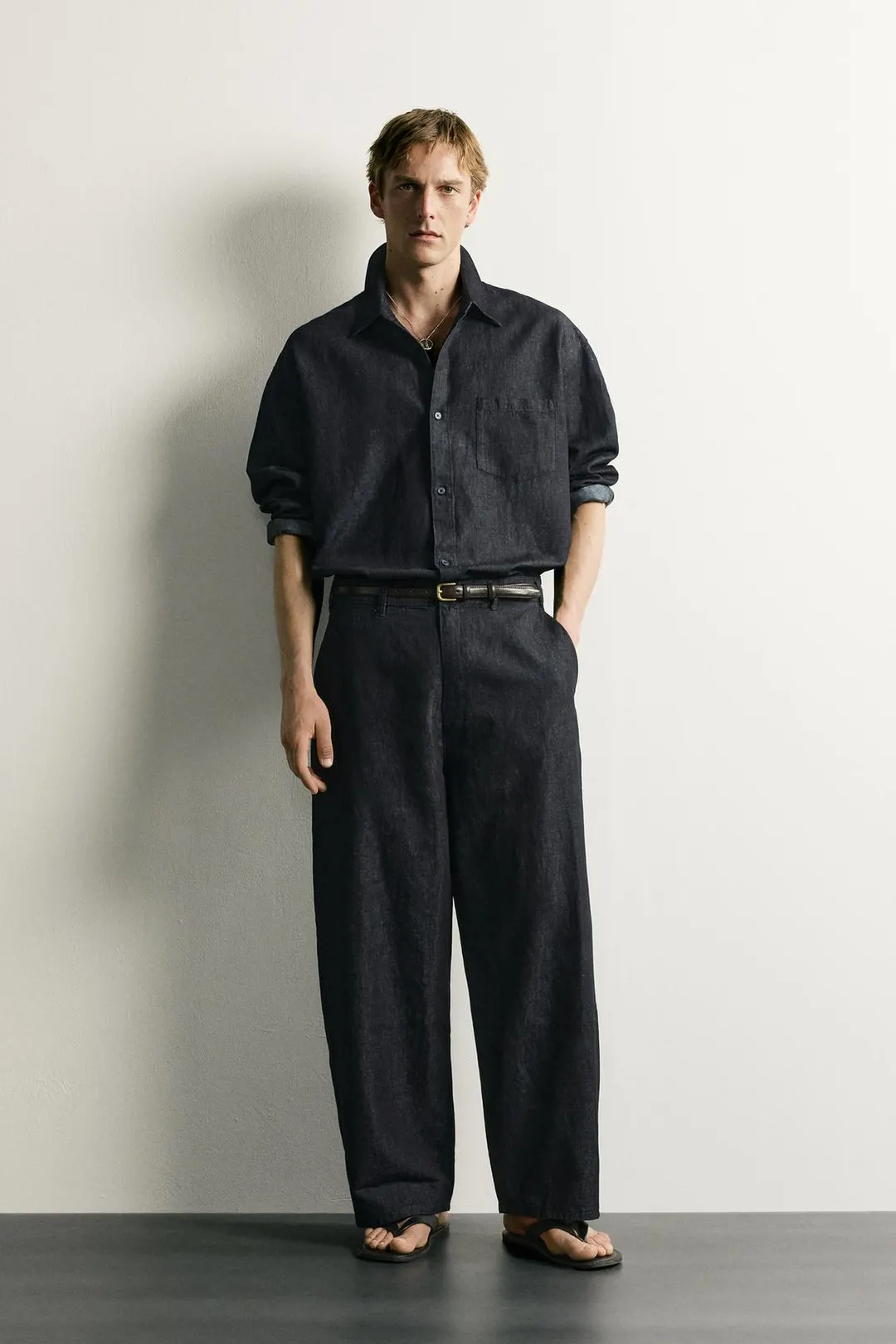 Легкие джинсовые брюки чинос из хлопка и льна, Zara