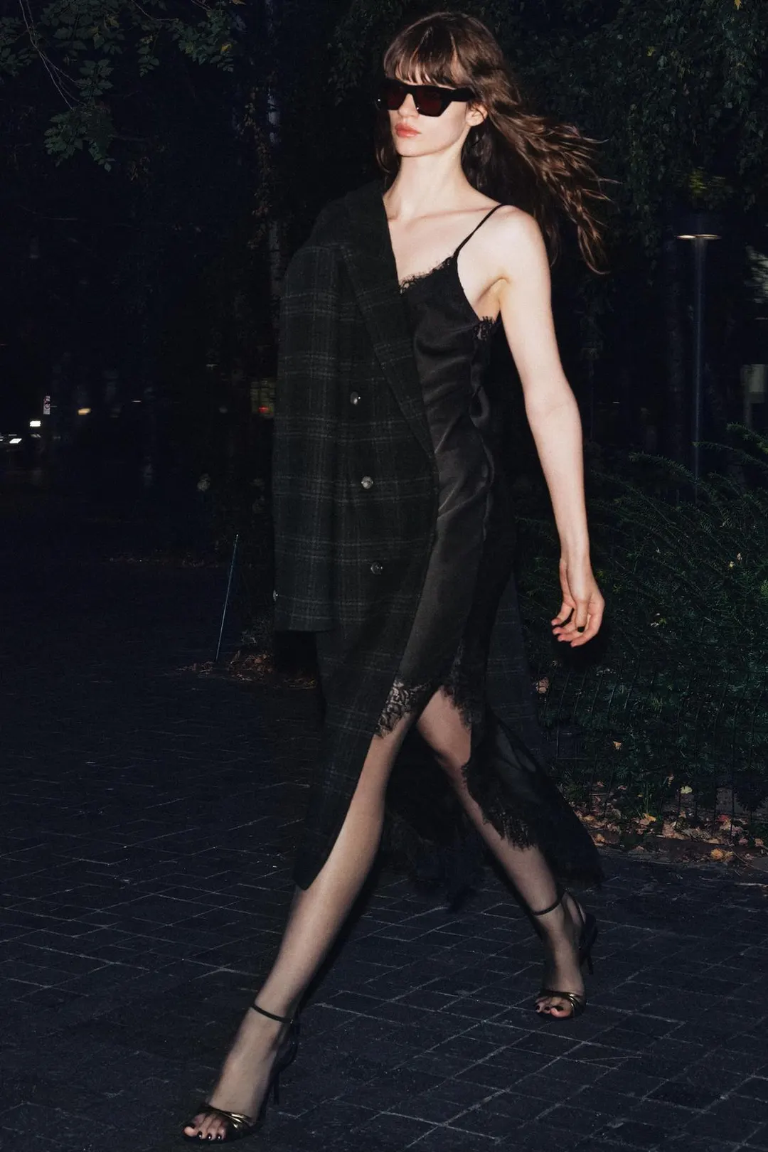 Атласное платье миди с кружевом ZW Collection, Zara