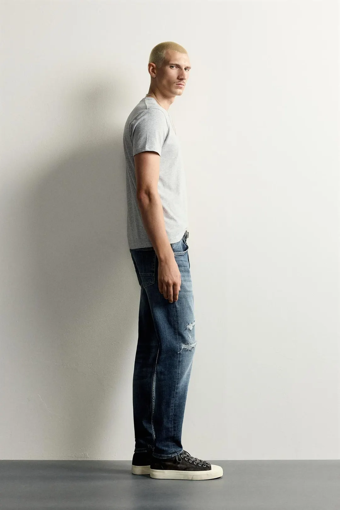 Рваные джинсы облегающего кроя, Zara