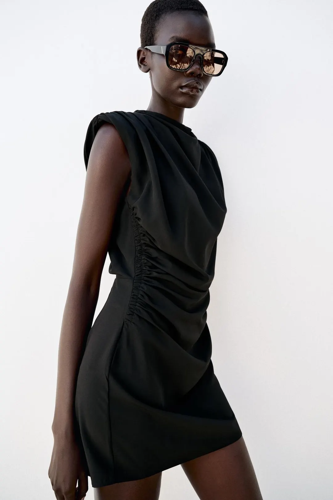Мини-платье с драпировкой и подплечниками, Zara