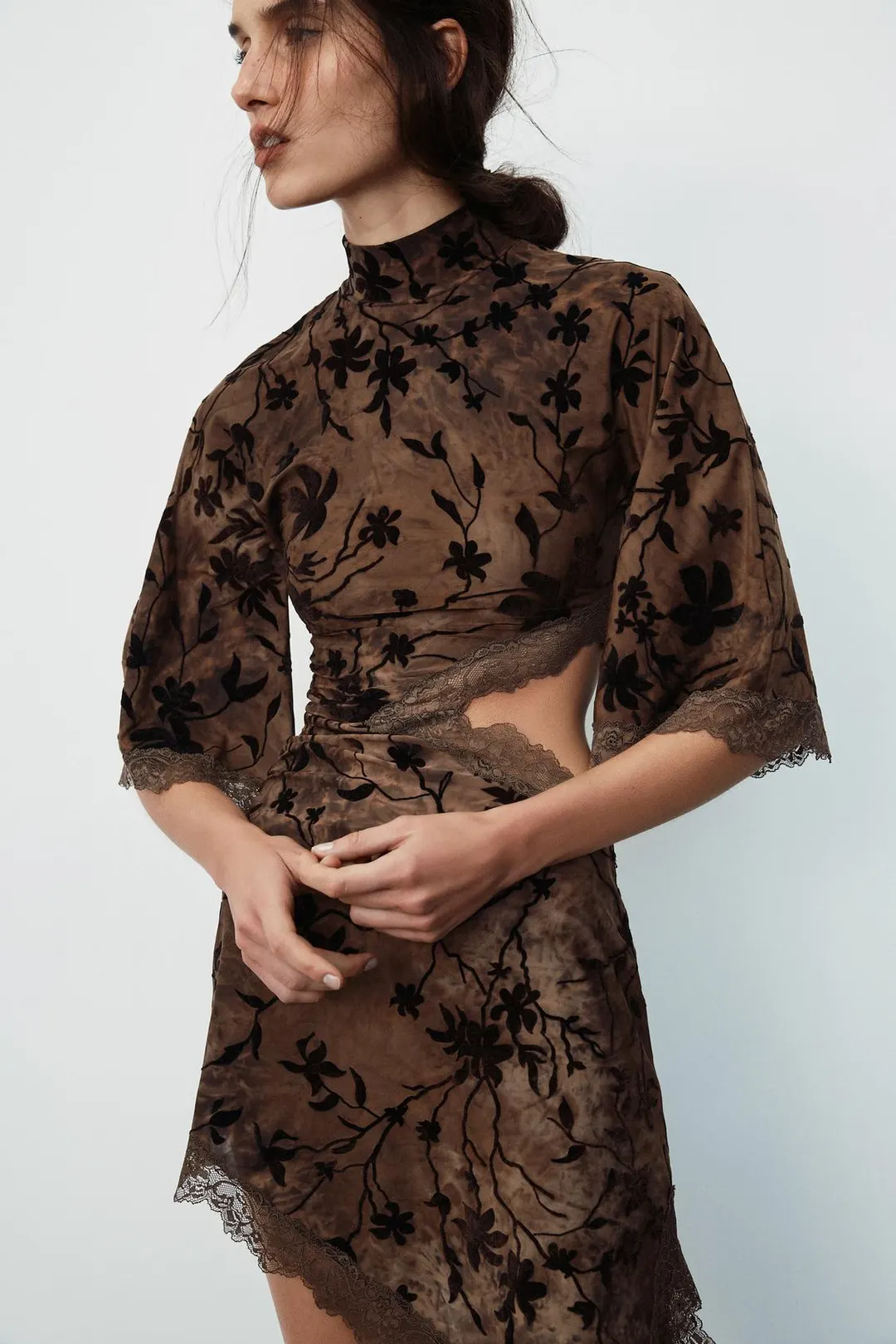 Мини-платье с флокированным узором и разрезом, Zara