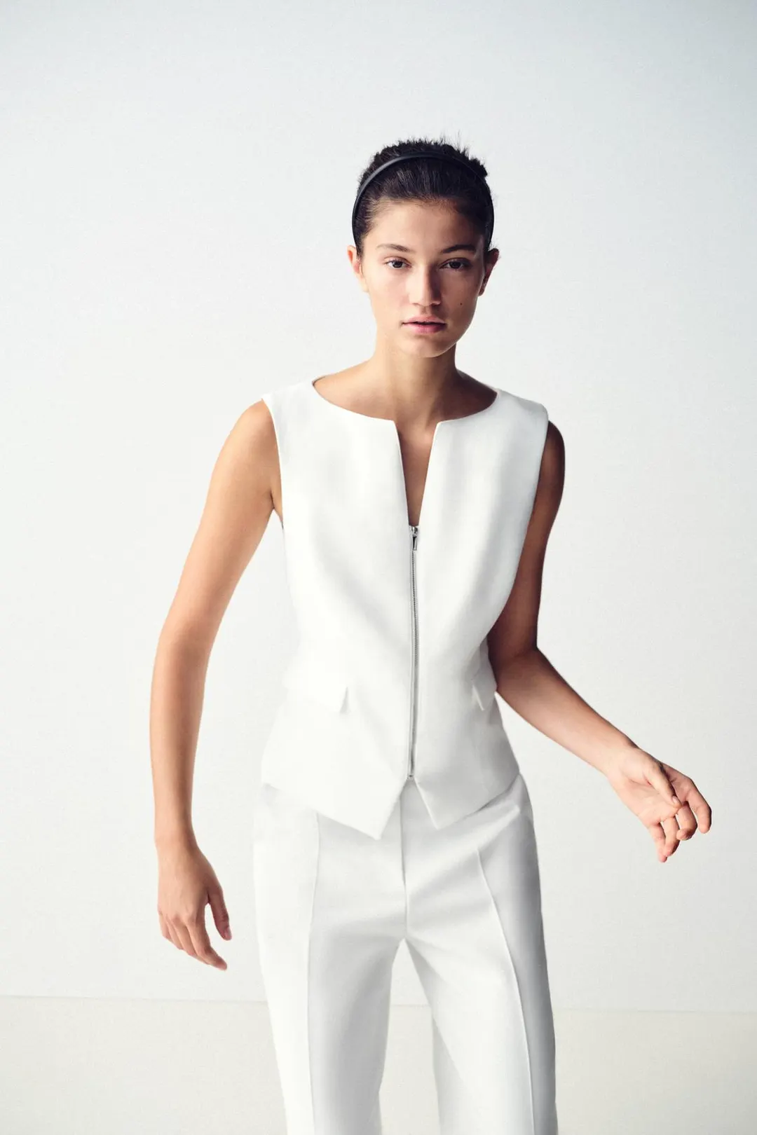 Жилет с вырезом лодочкой и молнией, Zara