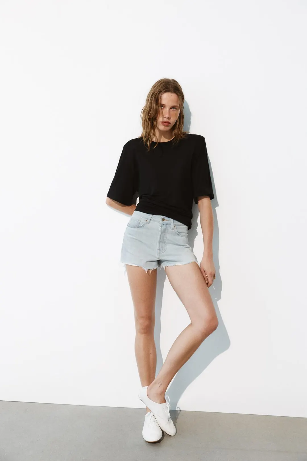 Шорты джинсовые TRF средней посадки с рваным эффектом, Zara