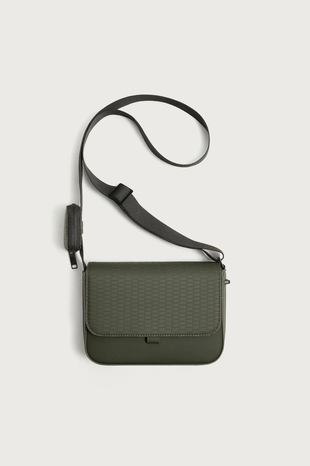 Прорезиненная фактурная сумка кросс-боди, Zara