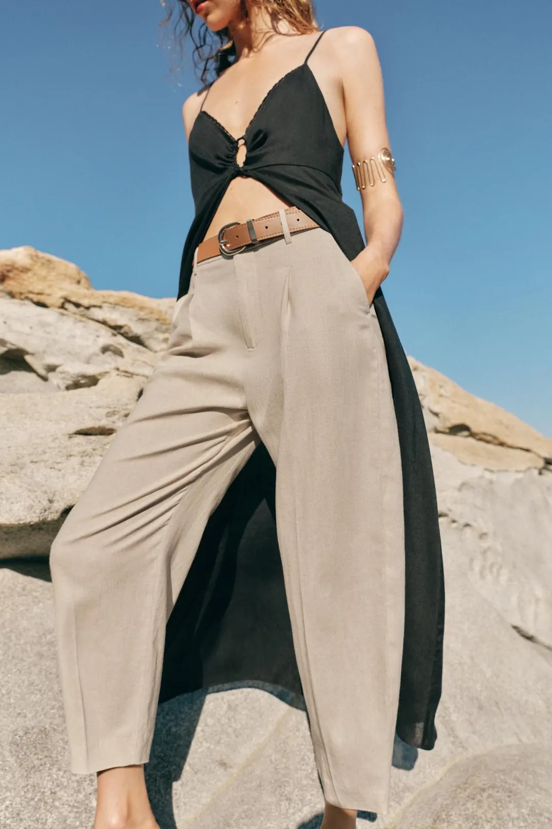 Брюки укороченные из смесового льна с поясом и вытачками, Zara