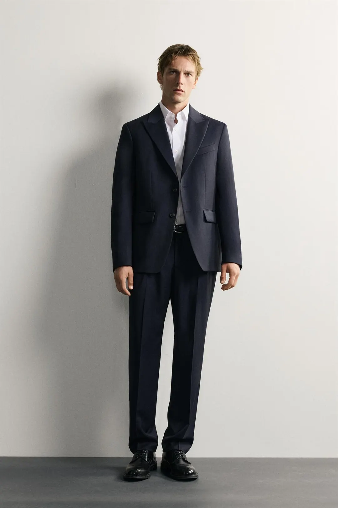 Брюки костюмные стандартного кроя из 100% шерсти в тонкую полоску, Zara