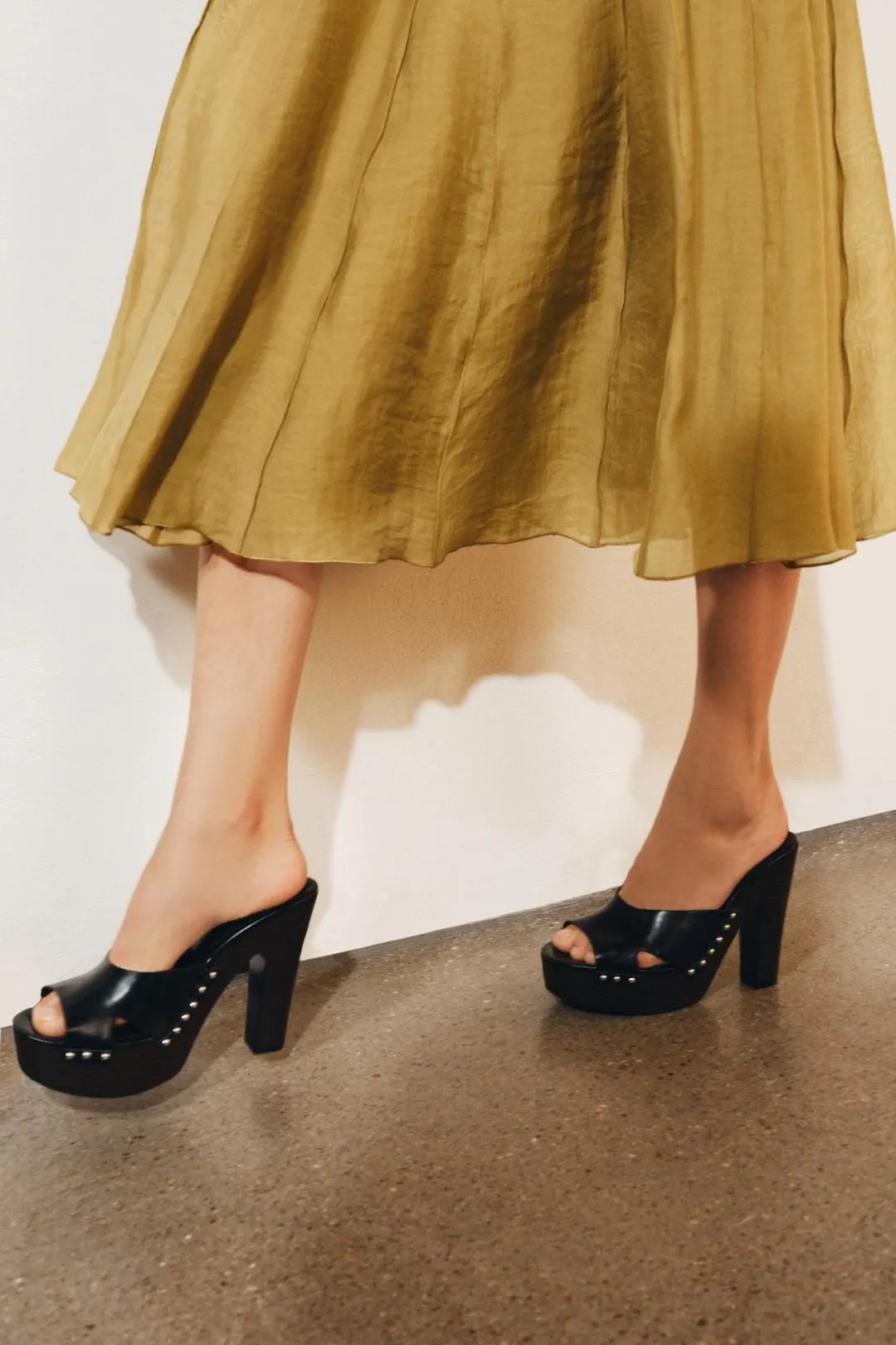 Босоножки на каблуке с заклепками, Zara