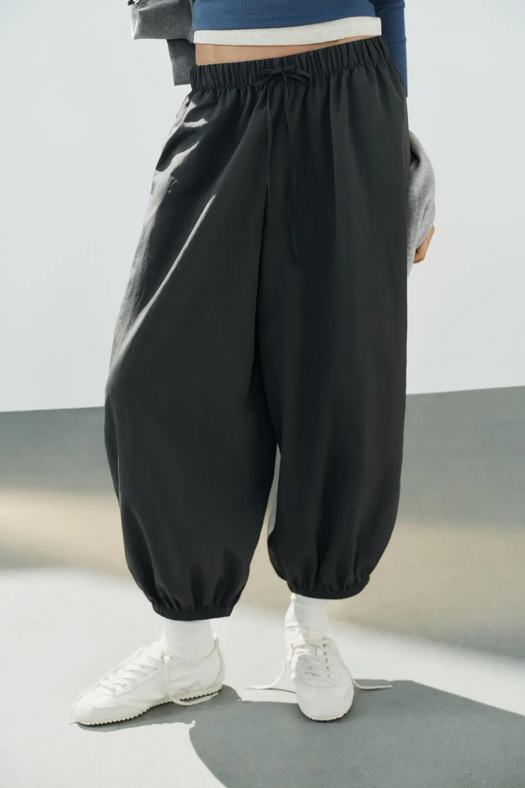 Брюки-шаровары из технологичной ткани, Zara