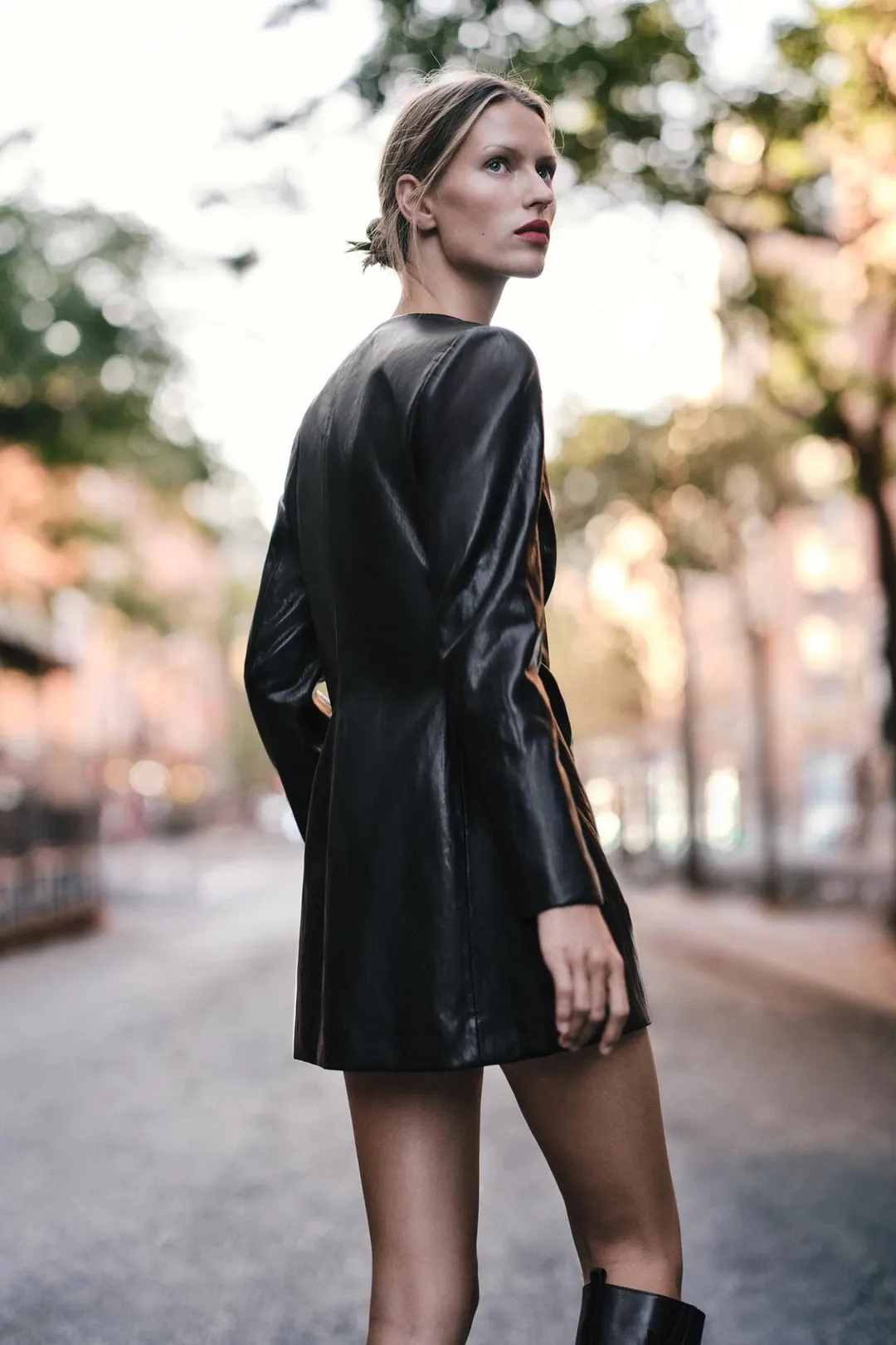 Платье под кожу с золотистой аппликацией, Zara