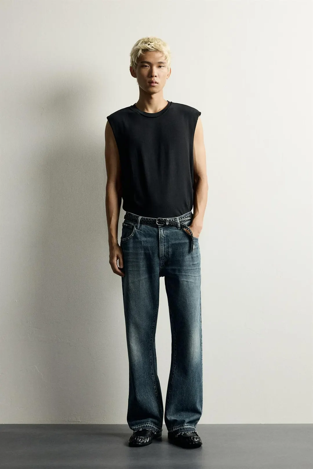 Джинсы клеш с контрастными карманами, Zara